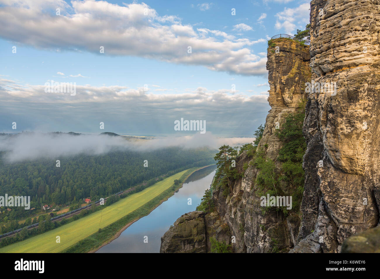 Elbtal und Aussichtspunkt auf dem Felsplateau, Bastei, die Sächsische Schweiz, Sachsen, Deutschland Stockfoto