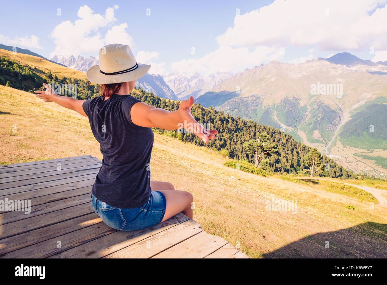 Frau mit gespreizten Armen bewundern schöne Berglandschaft, Swaneti National Park, Land von Georgia Stockfoto