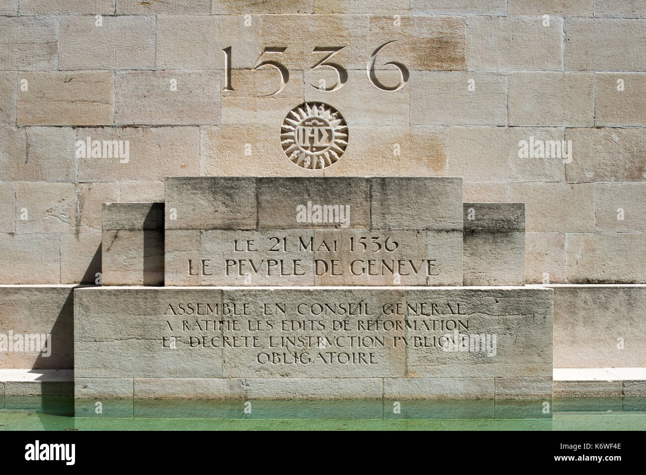 Gedenkstein und Inschrift: Genf wurde Evangelisch in 1536, Detail auf der Internationalen Monument der Reformation Stockfoto