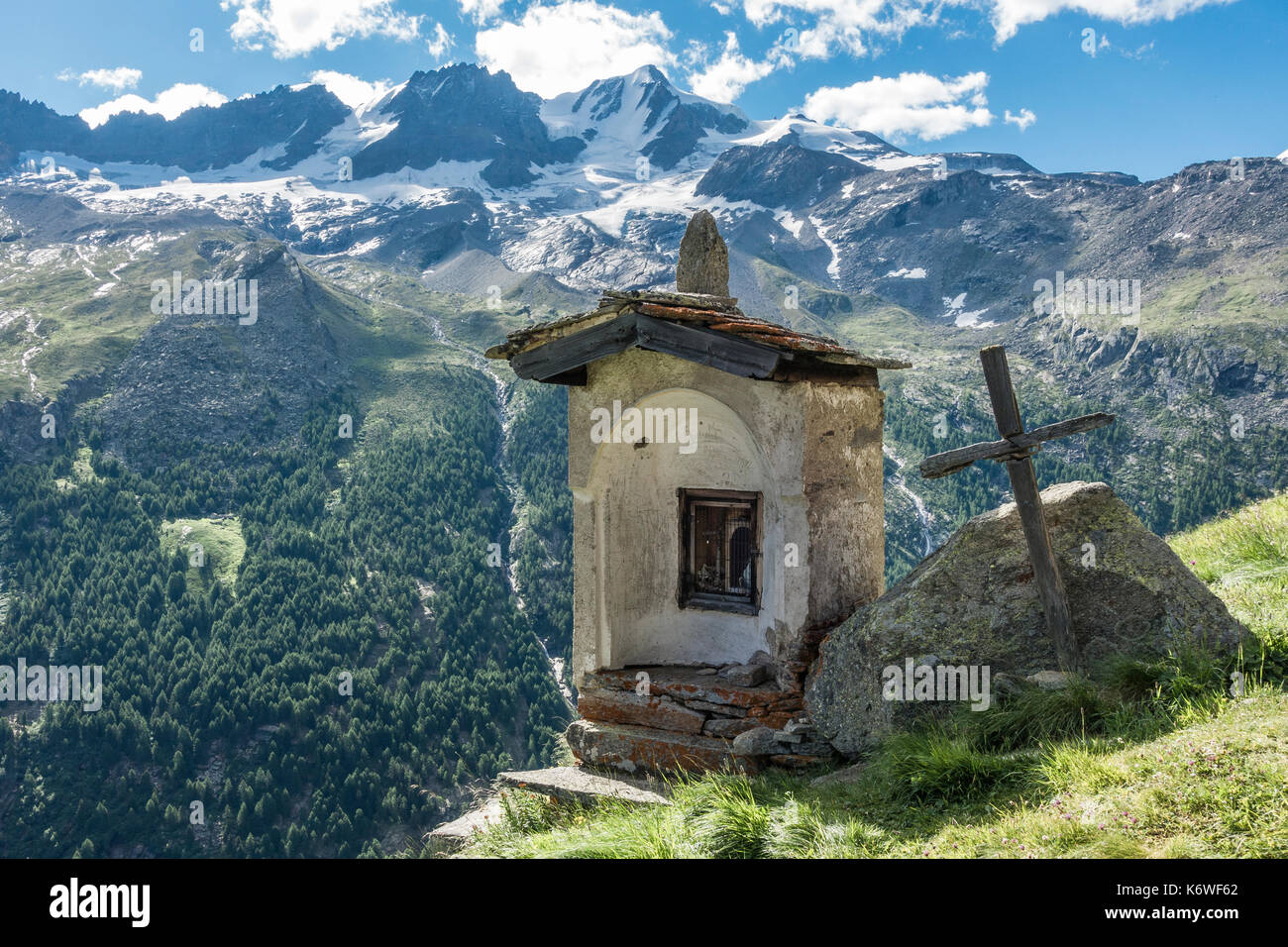 Kapelle oberhalb des Valsavarenche Tal, an der Rückseite Grand Paradiso Gipfel, Valsavarenche Tal, Gran Paradiso, Alpen, Autonomen Stockfoto