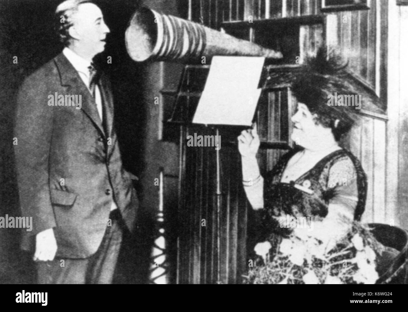 Luisa Tetrazzini beats Zeit während der ältere George Formby bildet einen Datensatz. Frühe Aufnahme. LT: Italienische Sopranistin (29. Juni 1871 - 28. April 1940). Stockfoto
