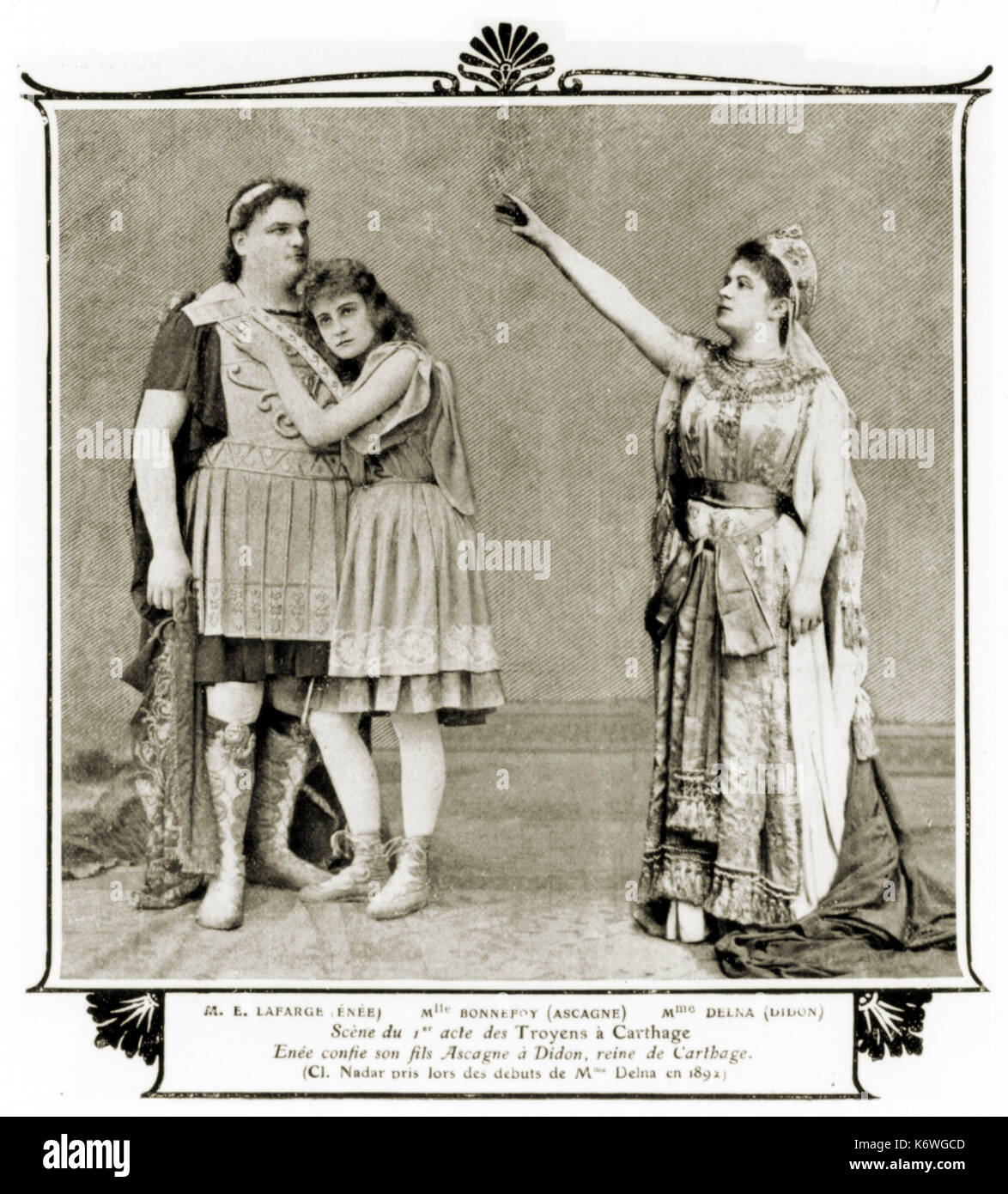 'Les Troyens (Die Trojaner) von Louis Berlioz. Szene aus dem 1.Akt mit Delna als Didon. Bildunterschrift: "Eneé Ascagne confie Sohn fils à Didon, reine de Karthago'. Bonnefoy als Ascagne&M E Lafarge als Énée. Louis Berlioz, Französischer romantischer Komponist: 11. Dezember 1803 - 8. März 1869. Stockfoto