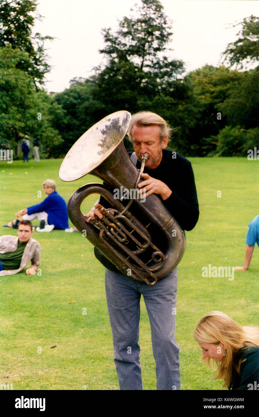 - TUBA player - Dartington 2000 Summer School 2000 mit Menschen auf Gras zuhören Stockfoto