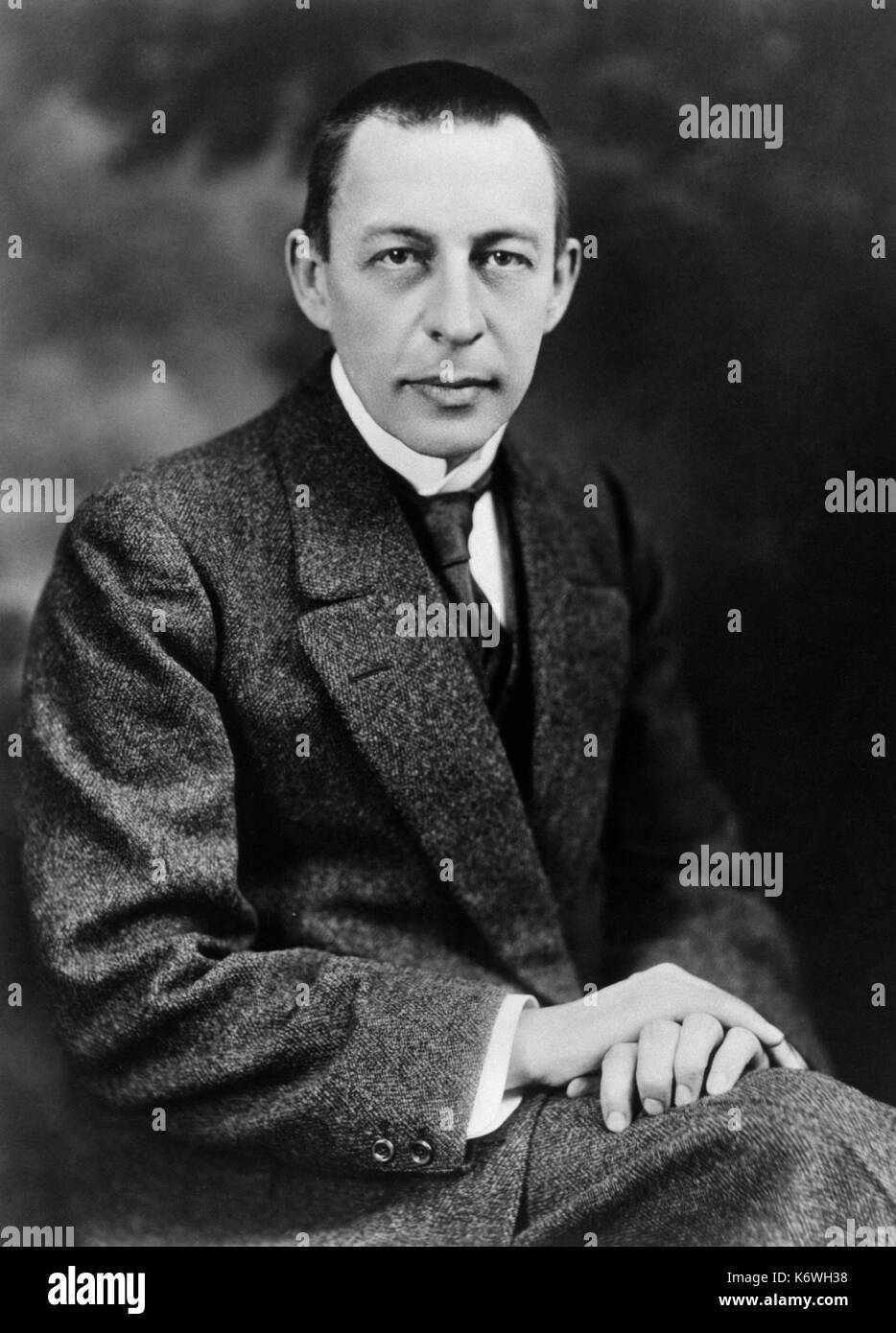 Sergey Rachmaninov - Porträt, sitzen. Russischen Pianisten und Komponisten, 1. April 1873 - vom 28. März 1943. Foto von Mishkin. Sergei Stockfoto