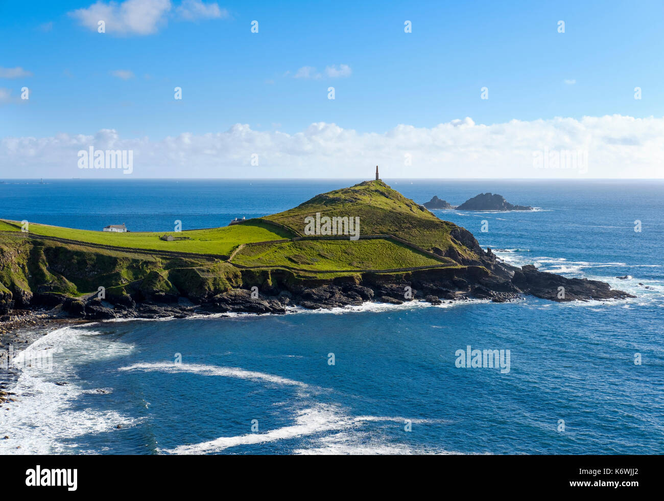 Cape Cornwall, im Hintergrund die Inseln Der Brisons, bei St. Just in Penwith, Cornwall, England, Großbritannien Stockfoto