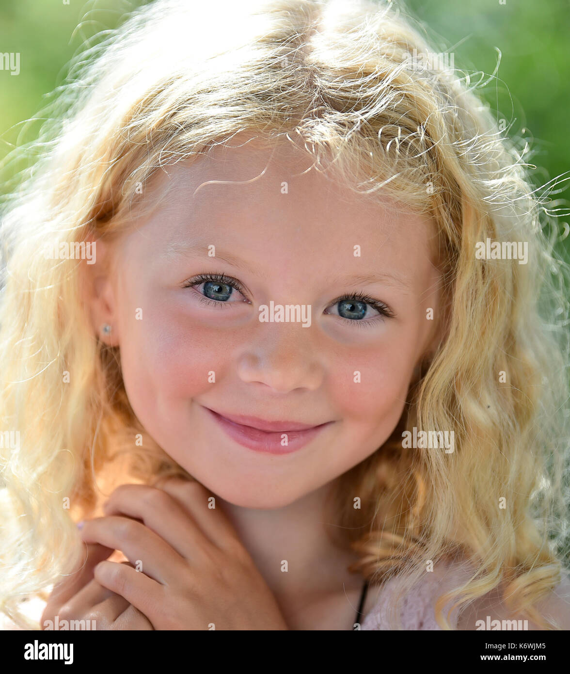 Kleines Mädchen mit blondem Haar, Porträt, Schweden Stockfoto