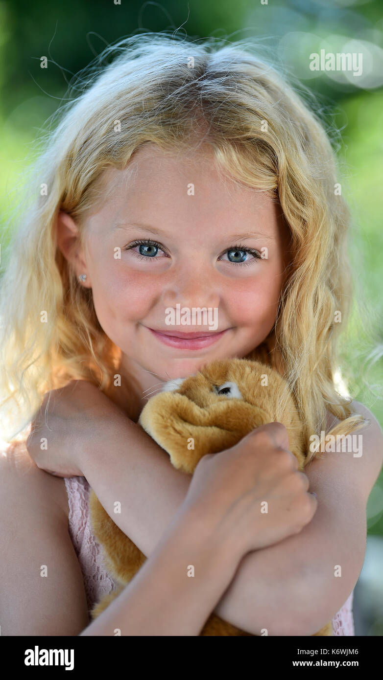 Kleines Mädchen mit blondem Haar und Kuscheltier, Schweden Stockfoto