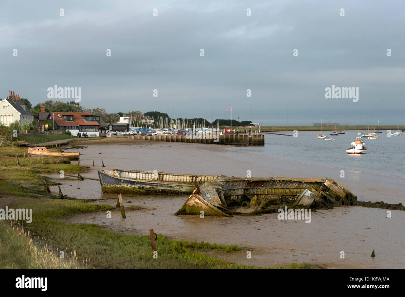 Alte Boote im Schlamm sitzen an Orford auf dem Fluss Erz, Suffolk, Großbritannien Stockfoto