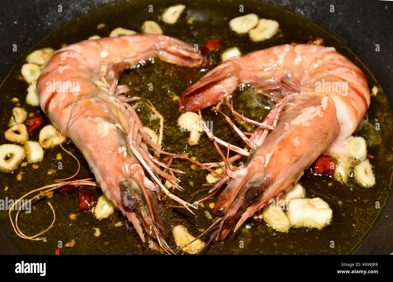 Garnelen mit Knoblauch und Chili in einer Pfanne, Teneriffa, Kanarische Inseln, Spanien Stockfoto