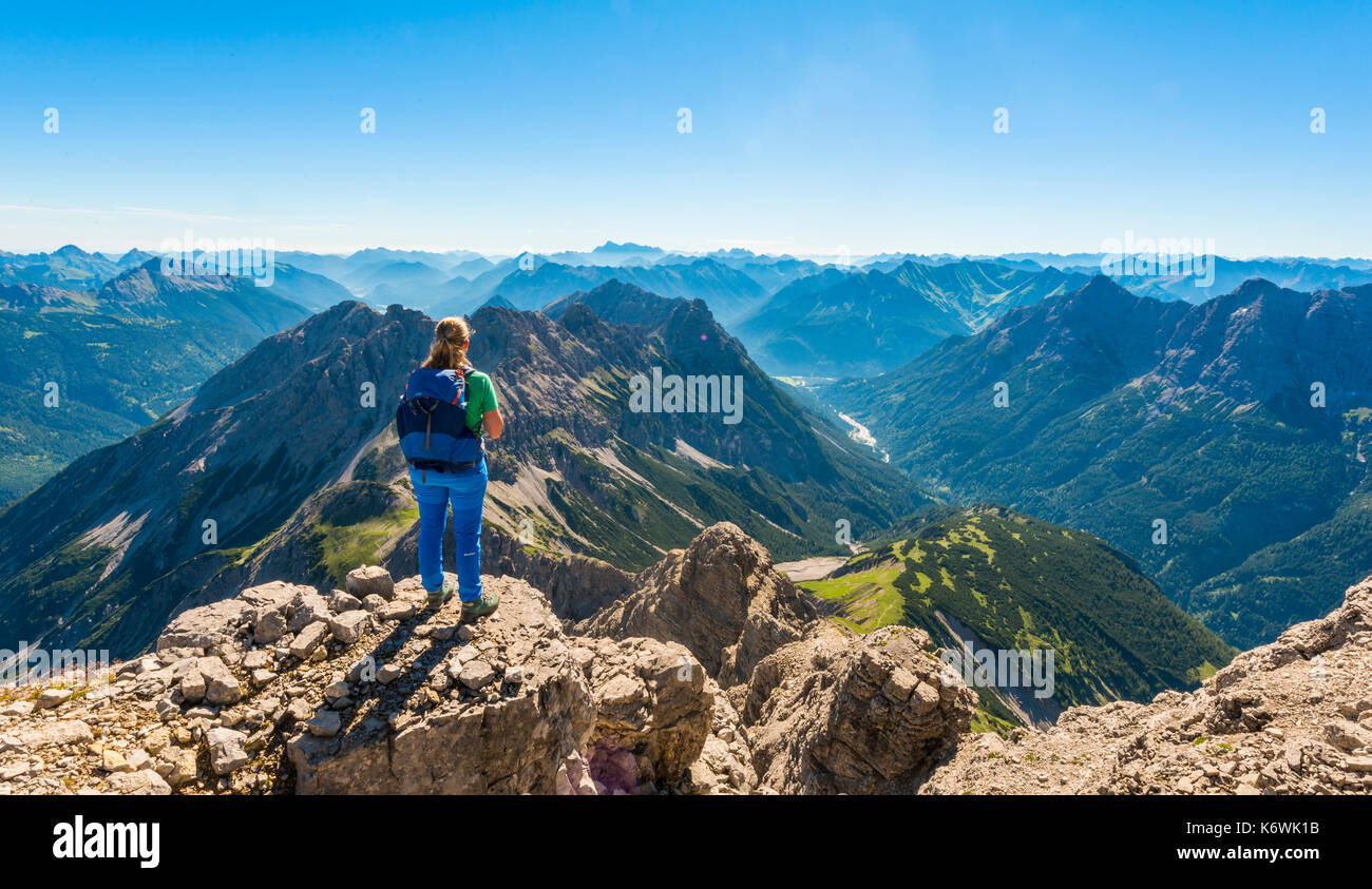 Wanderer mit Blick auf Berge und Alpen, Blick vom Hochvogel, links kleiner Roßzahn, Allgäu, Allgäuer Hochalpen, Bayern Stockfoto