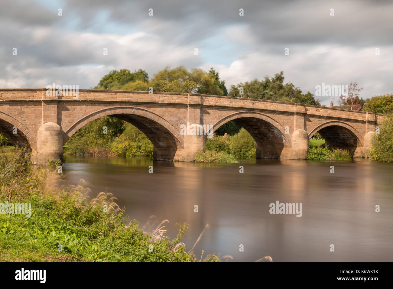 Swakestone Brücke über den Fluss Trent Derbyshire. Lange Belichtung Bewegung im Wasser zu zeigen. Stockfoto