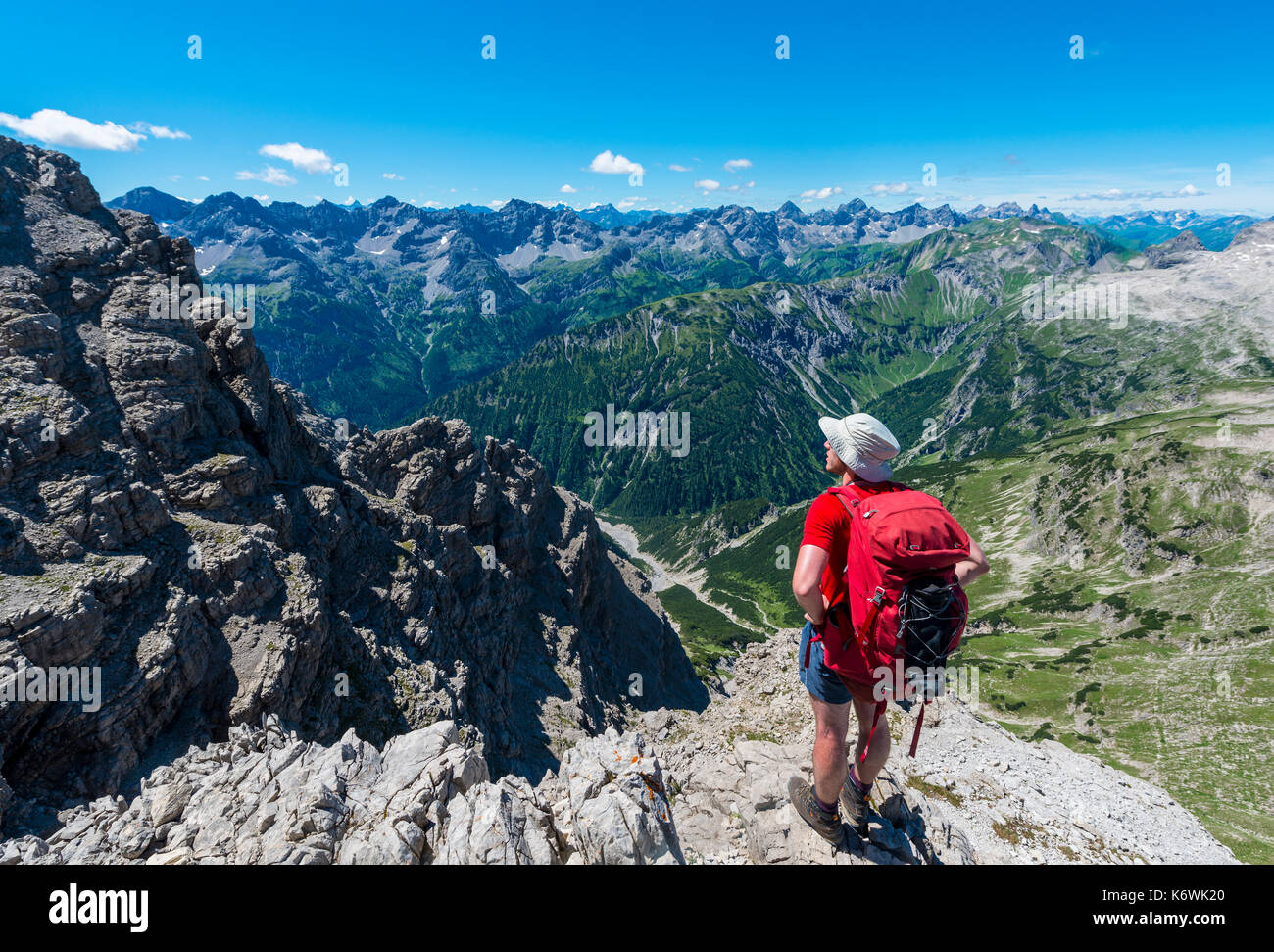 Walker mit Blick auf Berge und Alpen, Wanderweg zum Hochvogel, Allgäu, Allgäuer Hochalpen, Bayern, Deutschland Stockfoto