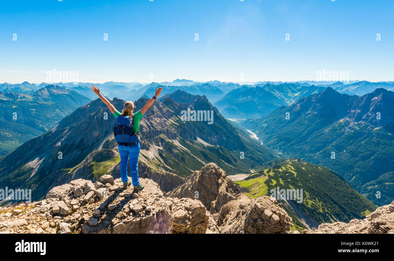 Wanderer mit Blick auf Berge und Alpen, Blick vom Hochvogel, links kleiner Roßzahn, Allgäu, Allgäuer Hochalpen, Bayern Stockfoto
