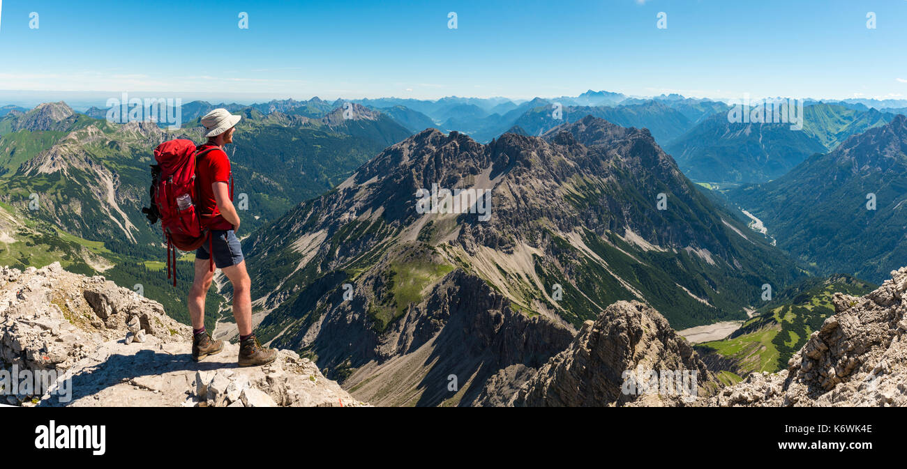 Wanderblick auf Berge und Alpen, Allgäu, Blick vom Hochvogel, Mitte kleiner Roßzahn, Allgäuer Hochalpen, Bayern Stockfoto