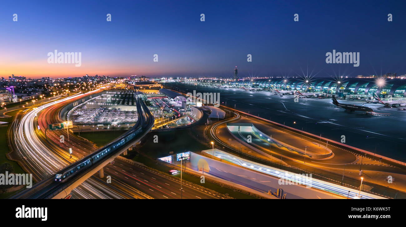 Flughafen Dubai bei Nacht mit Highway Stockfoto
