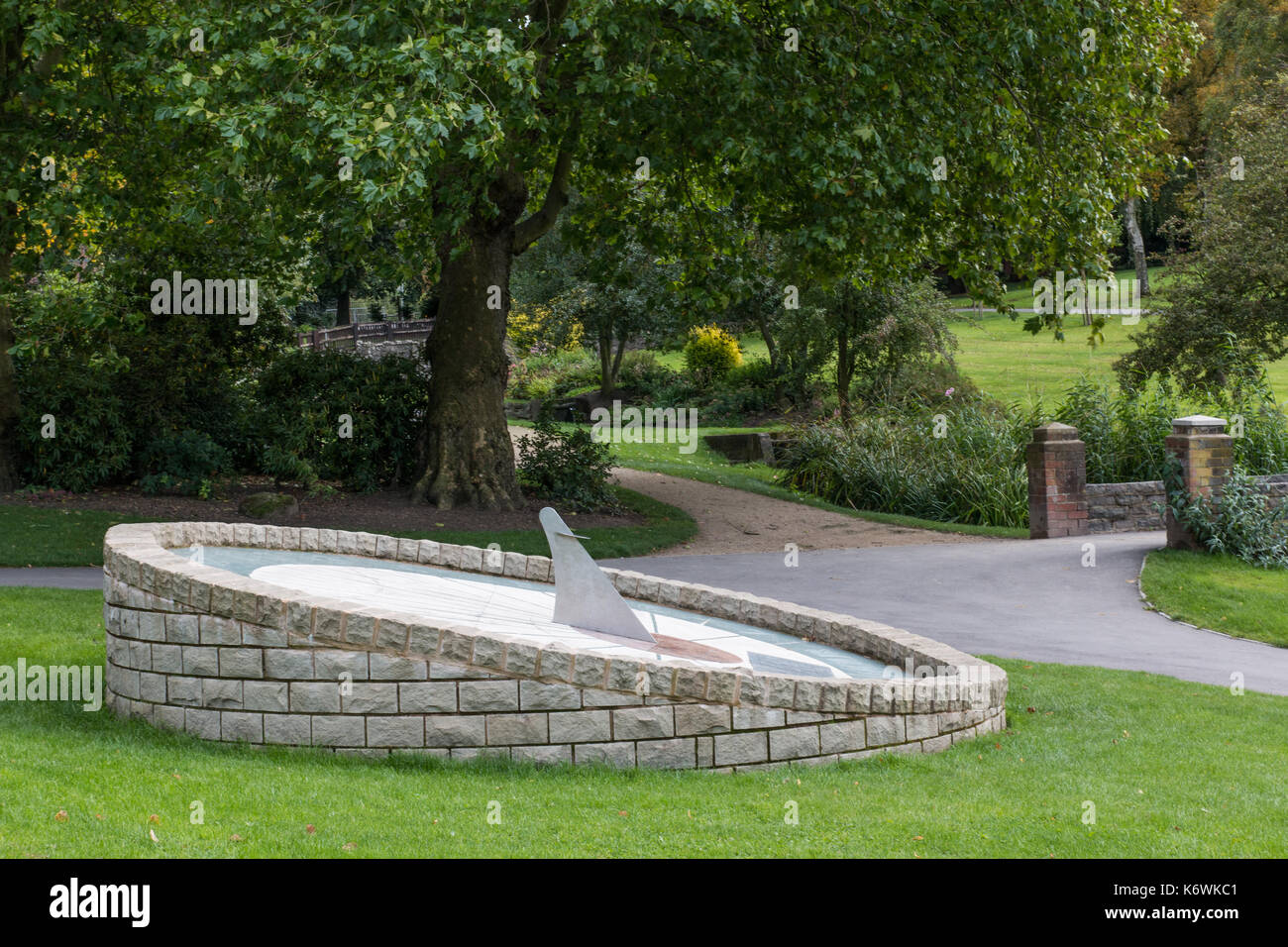 Park Swadlincote Derbyshire Sun Clock. Buff Ziegel Stein äußeren Ring, blau und weiß gefliesten sun Clock Face. Stockfoto