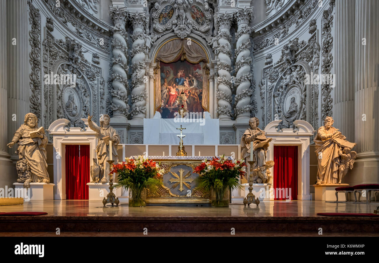 Altar in der Theatinerkirche in München, München, Bayern, Deutschland Stockfoto