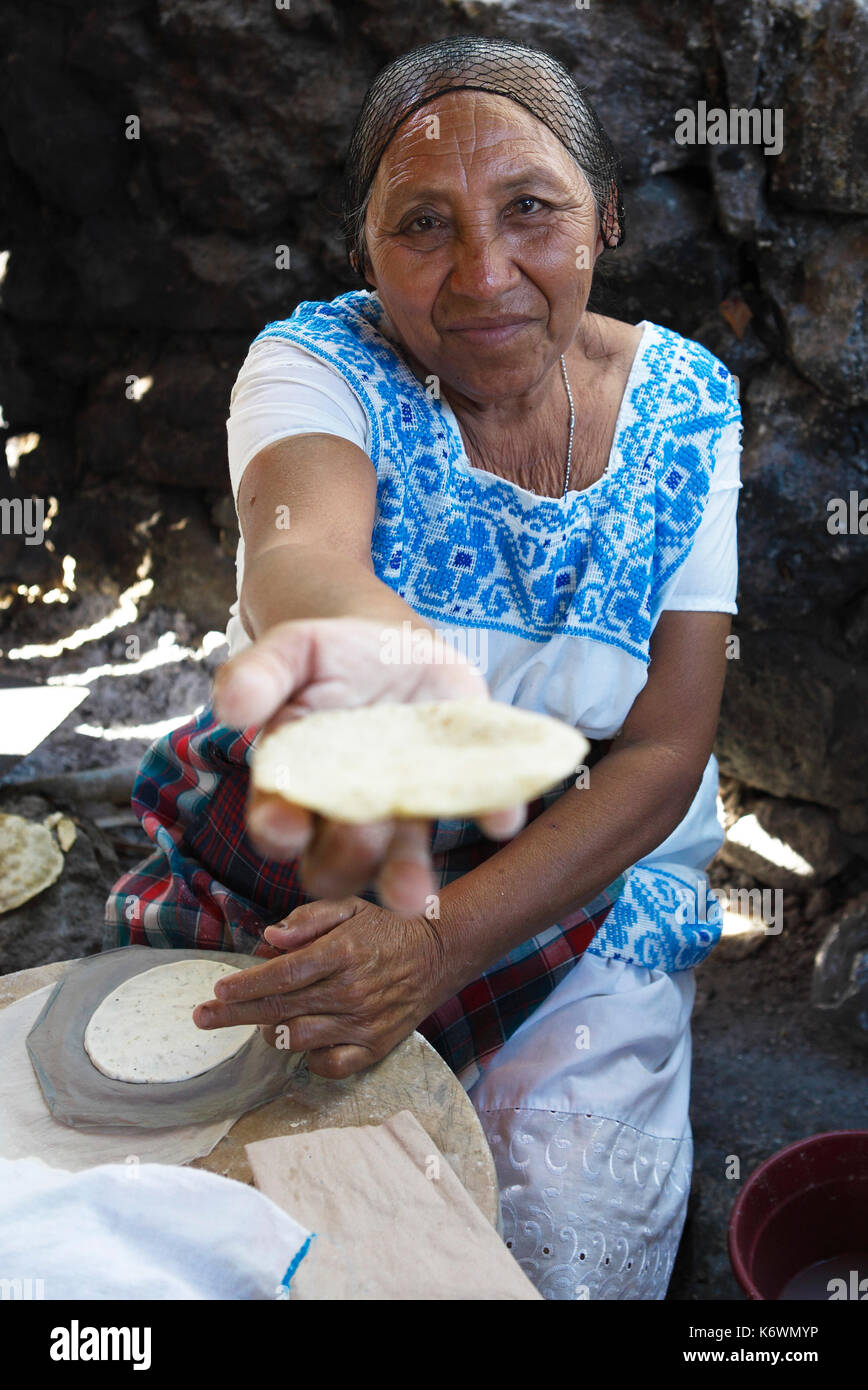 Frau, 69 Jahre alt, mit einer Tortilla, Izamal, Yucatán Staat, Mexiko Stockfoto