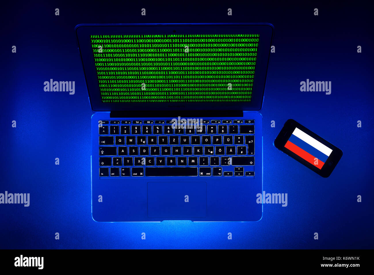 Symbolische bild Computerkriminalität Computerkriminalität, Datenschutz, russische Flagge auf dem Smartphone Stockfoto