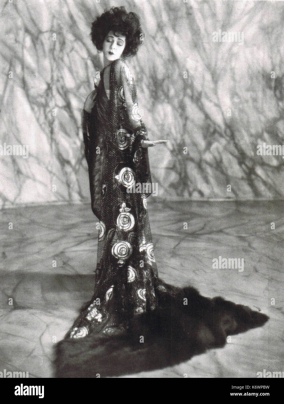 ALLA NAZIMOVA (1879-1945) Russischer Bühnen- und Filmschauspielerin als Marguerite Gautier in Camille in der 1921 Metro Pictures Corporation Stummfilm Stockfoto