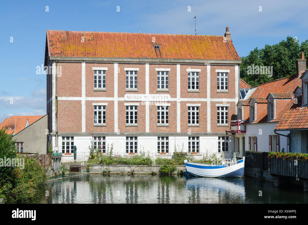 Hotel de la Plage und Musée du Moulin im hübschen Küstenort Landrethun-le-Nord in der Region Pas-de-Calais im Norden Frankreichs Stockfoto