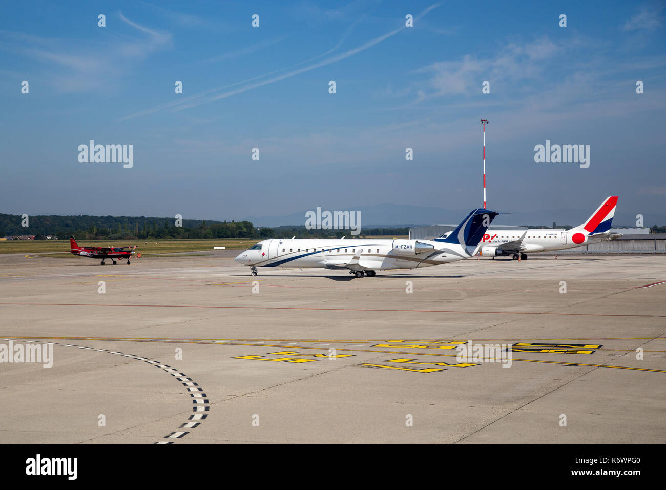 Flugzeuge am Flughafen Basel, Switzlerland Stockfoto