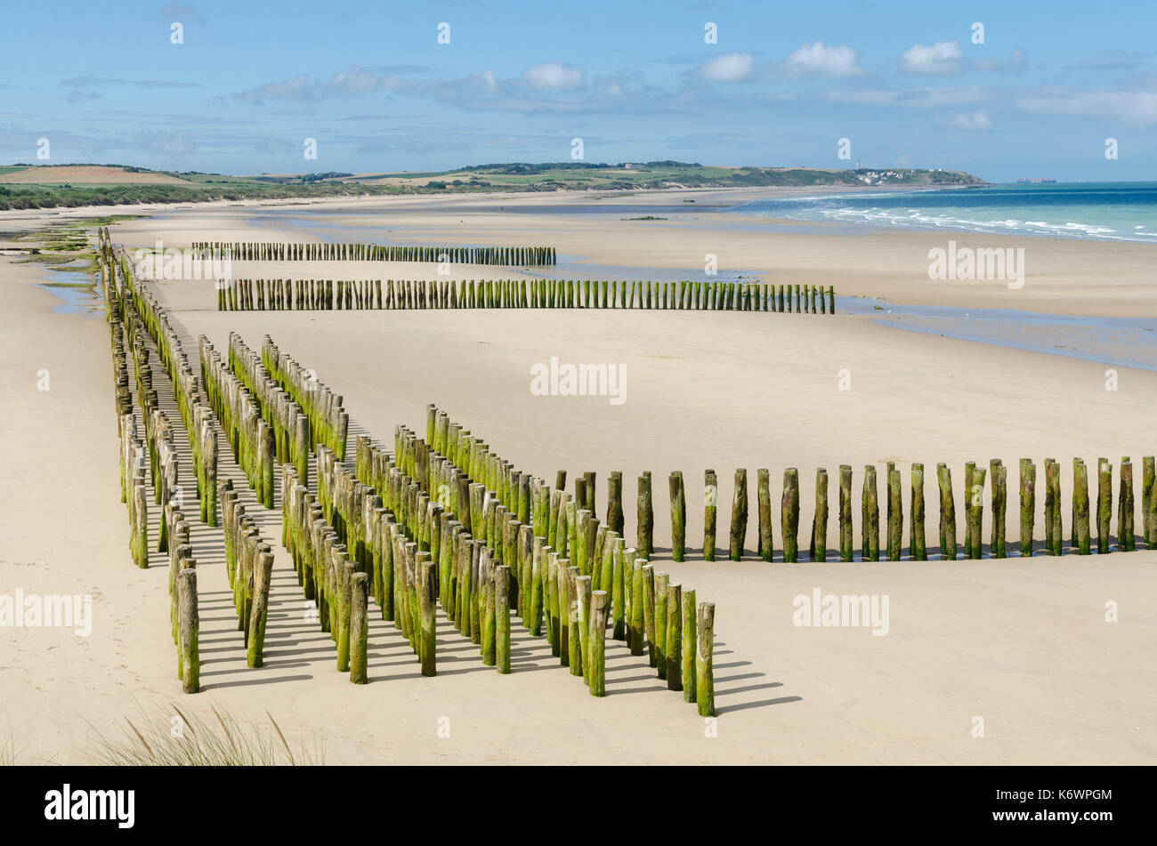 Der große Sandstrand an der französischen Küstenstadt Landrethun-le-Nord in der Region Pas-de-Calais im Norden Frankreichs Stockfoto