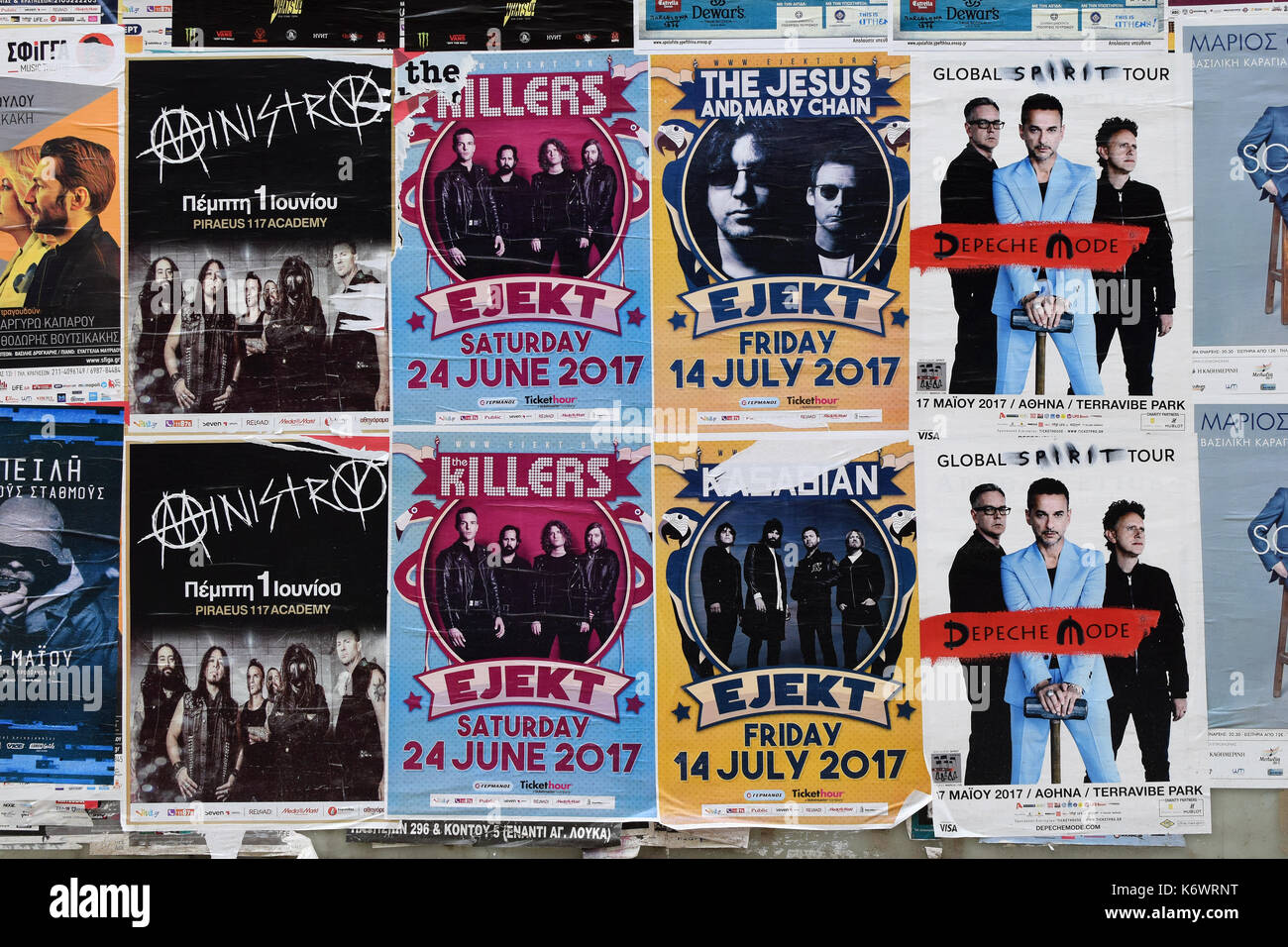 Athen, Griechenland - 24. APRIL 2017: Wand mit concert Poster live Musik von Depeche Mode, Jesus und Maria Kette, Kasabian, The Killers und Ministerium. Stockfoto