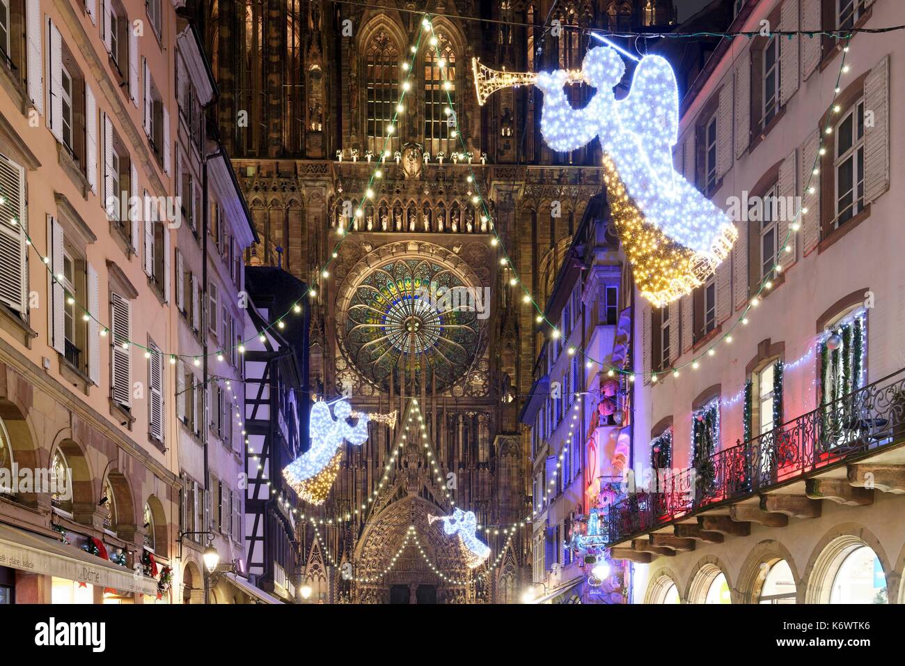 Frankreich, Bas Rhin, Straßburg, Altstadt zum Weltkulturerbe der UNESCO, Weihnachtsdekoration, Rue Mercire und der Kathedrale Notre Dame Stockfoto