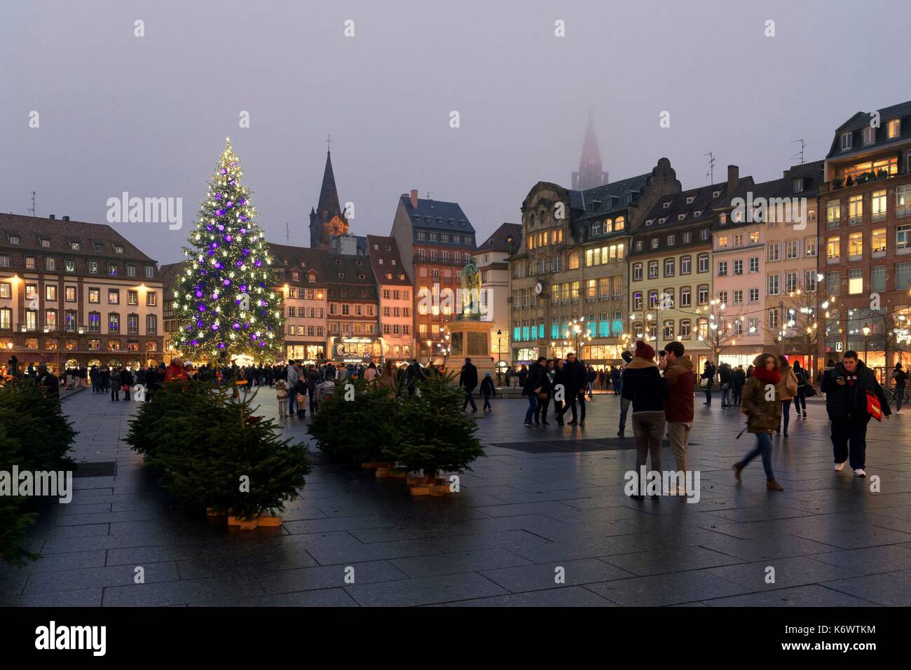 Frankreich, Bas Rhin, Straßburg, Altstadt als Weltkulturerbe von der UNESCO, der große Weihnachtsbaum auf Place Kleber Stockfoto