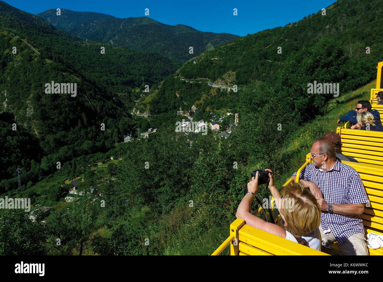 Frankreich, Pyrenees Orientales, Natural Regional Park katalanischen Pyrenäen, Tet Tal, Fontpedrouse, Le Train Jaune, Touristen genießen Der Gelbe Zug Stockfoto