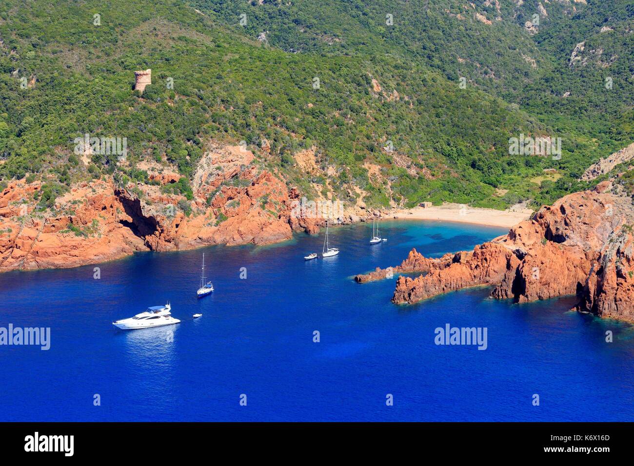 Frankreich, Corse du Sud, Deux Sevi, Piana, Scandola, Elbo Bay, Elbo Turm (Luftbild) Stockfoto