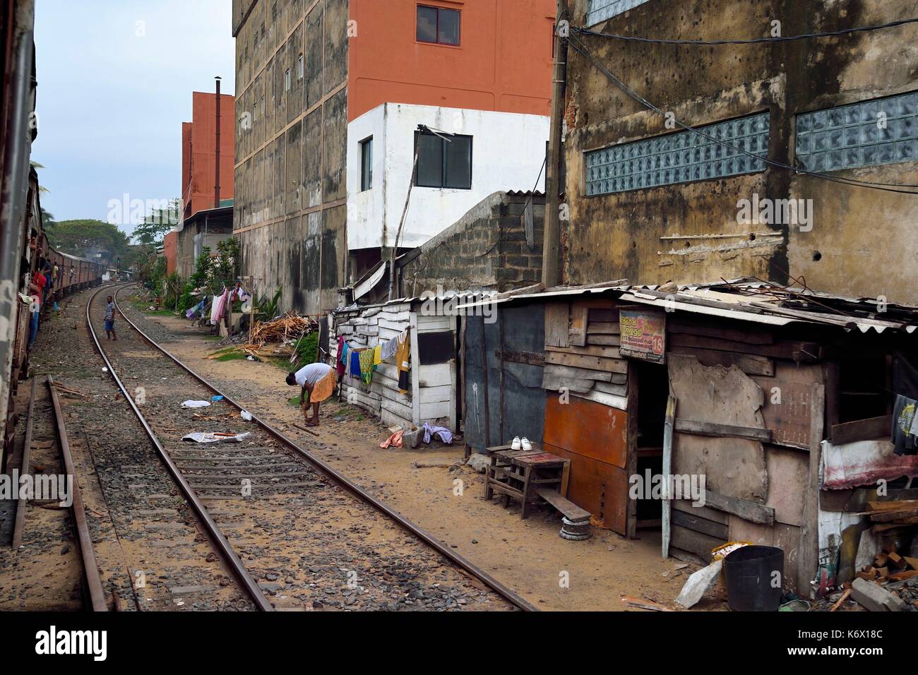 Sri Lanka, Colombo Vorort in Moratuwa, Slums am Rand der Bahnstrecke gebaut Stockfoto