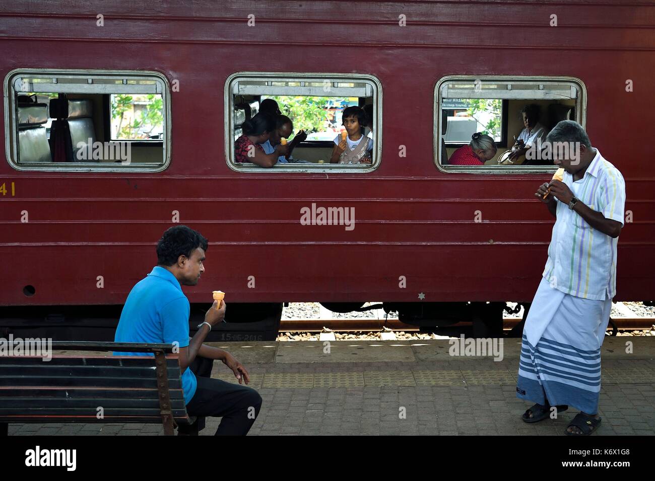 Sri Lanka, Bundesland Kärnten, Galle Bahnhof, essen Eis Kegel Stockfoto