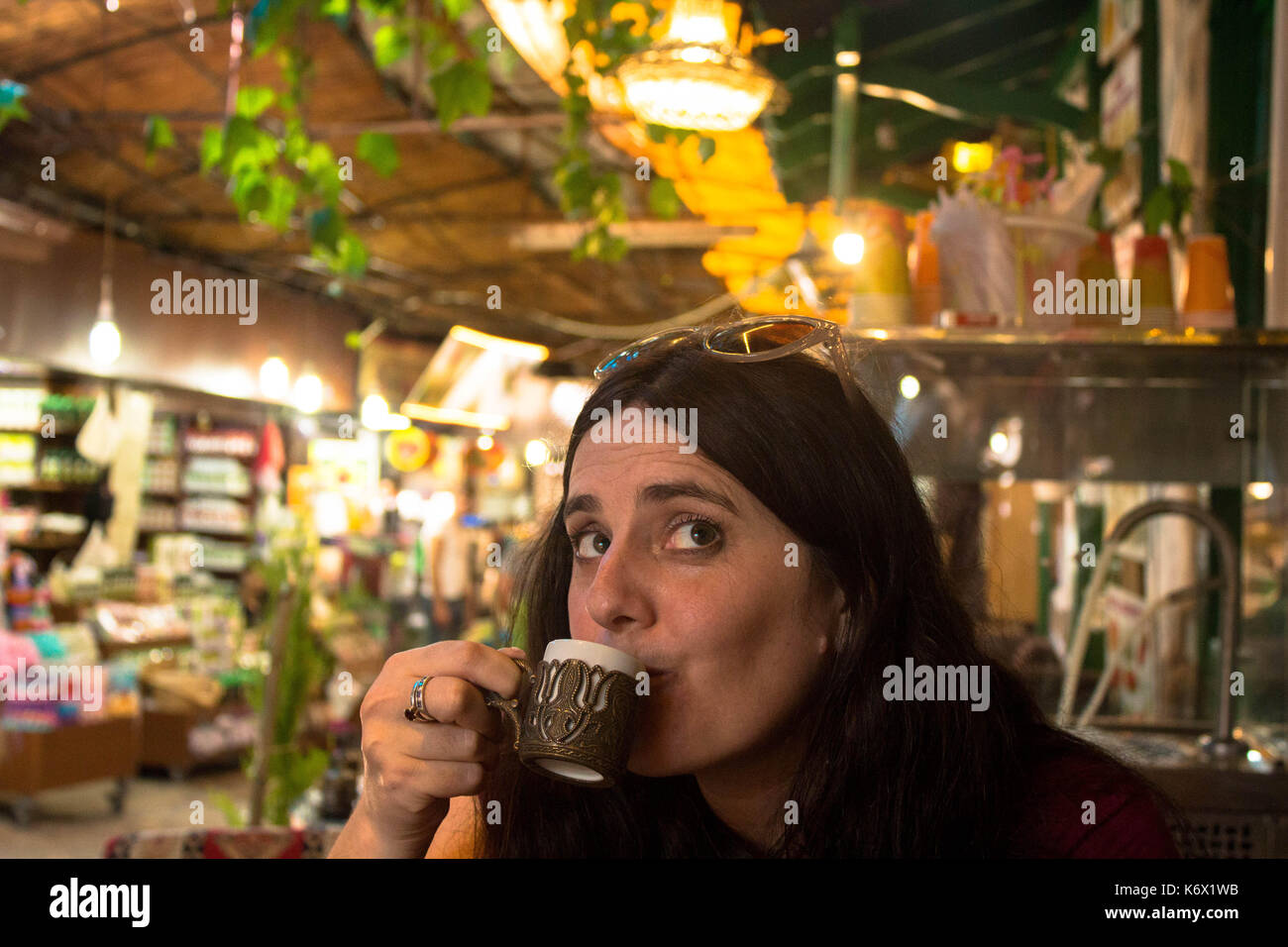 Kaffee zu schlürfen in Şirince Stockfoto