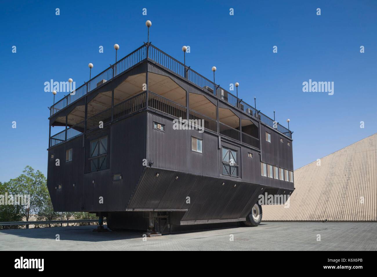 Die Vereinigten Arabischen Emirate, Abu Dhabi, Shanayl, Emirates National Car Museum, eine Sammlung von Scheich Hamad Bin Hamdan Al Nahyan, auch als Rainbow Sheikh, massive Mobile home Trailer bekannt Stockfoto