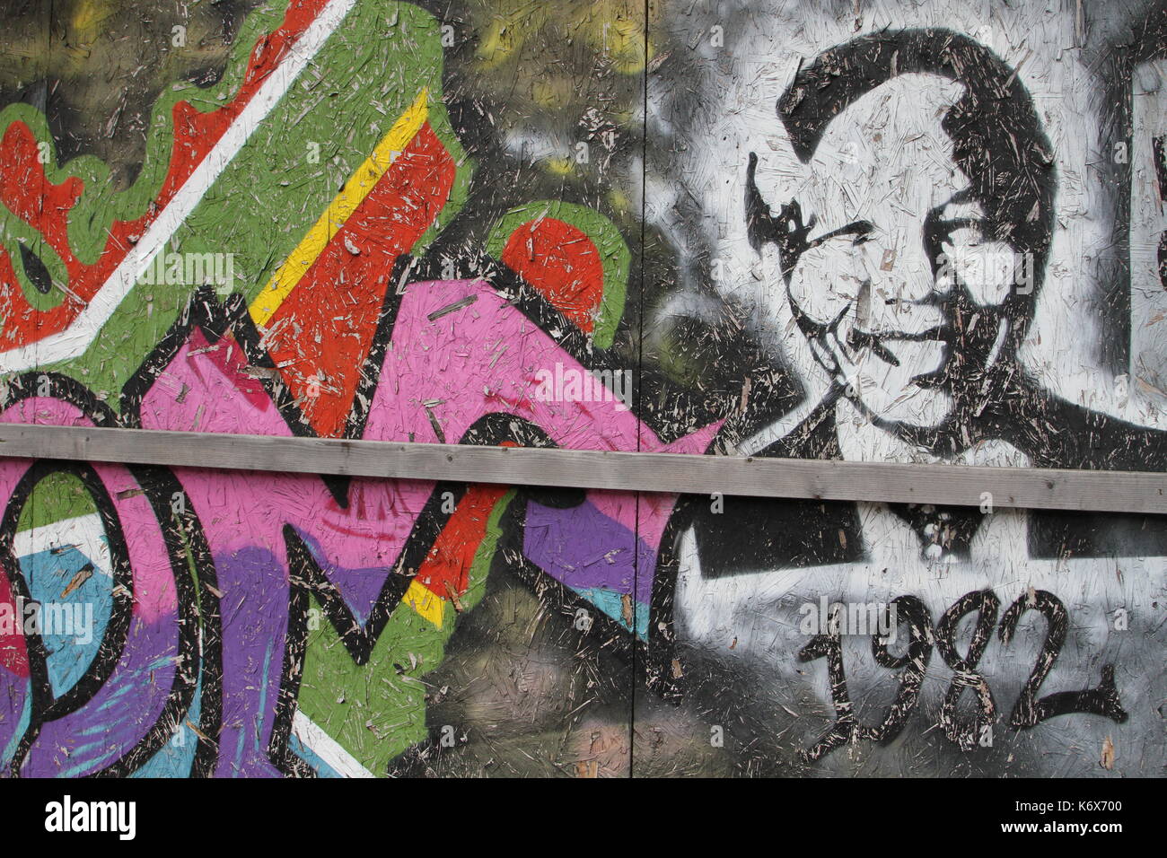 Foto im Rumpf Yorkshire England von Nelson Mandela artwork Graffiti auf Reklametafeln, wie Sie die Tiefe Besucher Attraktion der Stadt Ansatz Stockfoto