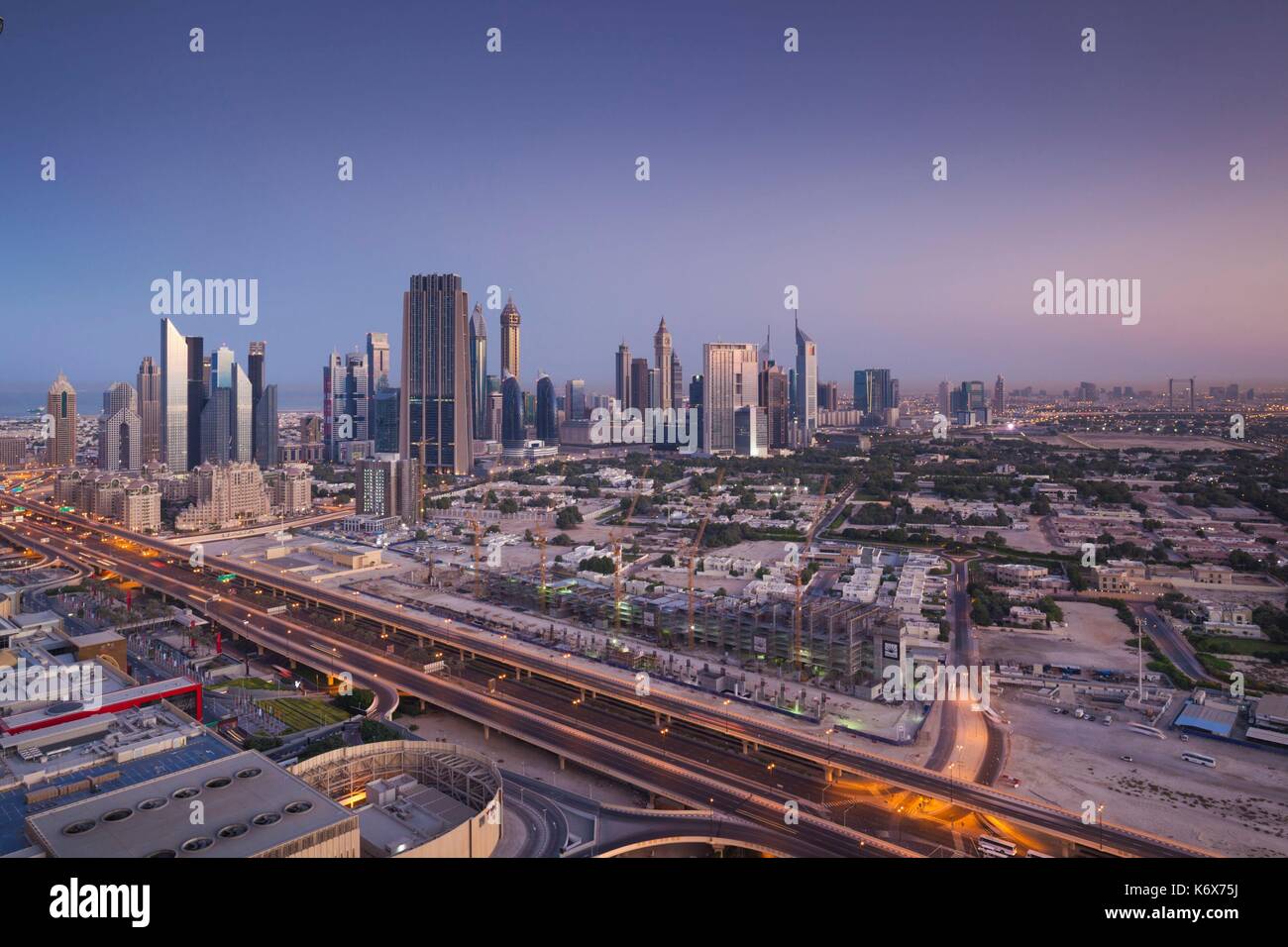 Vereinigte Arabische Emirate, Dubai, Downtown Dubai, Erhöhte Ansicht, Wolkenkratzer an der Sheikh Zayed Road von der Innenstadt, Dawn Stockfoto