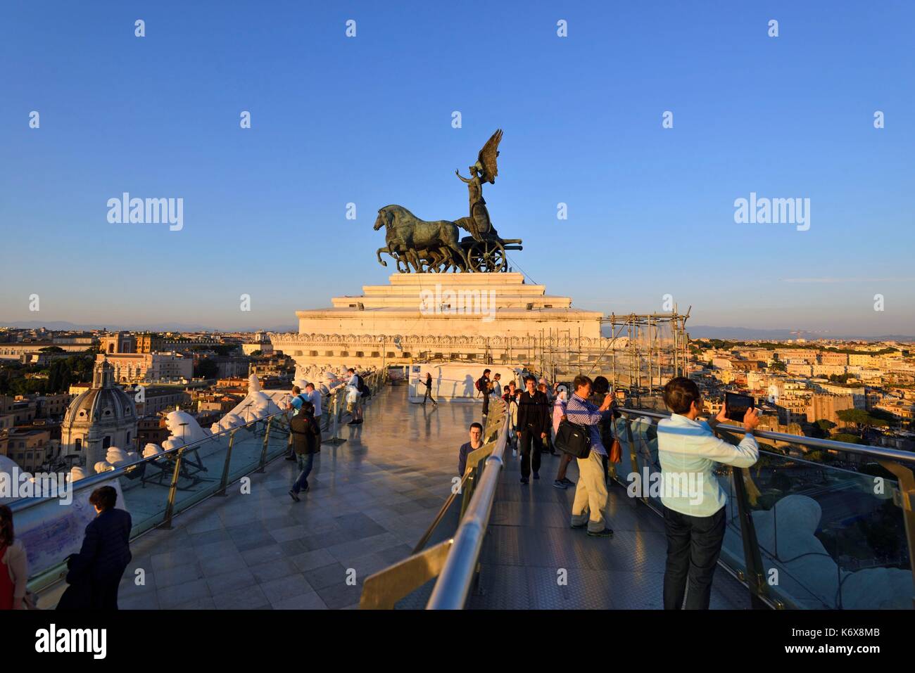 Italien, Latium, Rom, historischen Zentrum als Weltkulturerbe von der UNESCO zum Nationalen Denkmal Victor Emmanuel II oder Vittoriano auch als Altare della Patria, Museo del Risorgimento, der Italienischen Vereinigung Museum, auf der Oberseite der Quadrighe und die Terrasse mit panoramaartigem Blick auf die Stadt bekannt Stockfoto