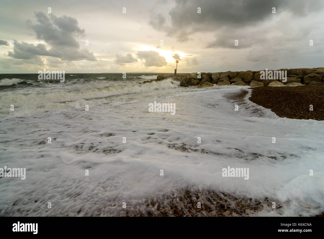 Windige wetter Hengistbury Head, Christchurch, Dorset, Großbritannien als Sturm Ansätze. Stockfoto