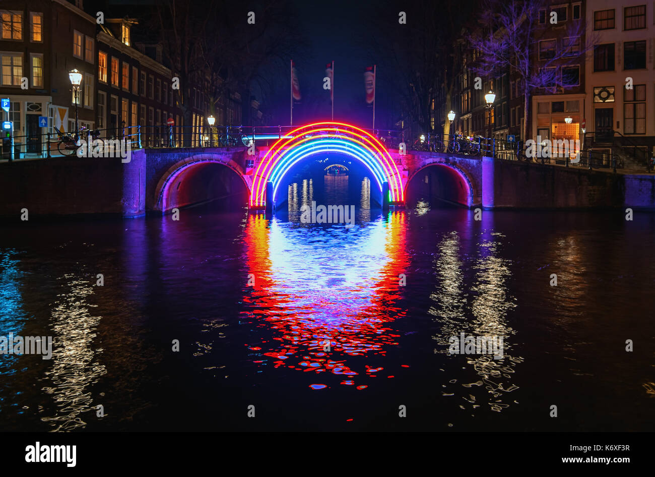 Amsterdam, Niederlande - 5. Januar 2017: beleuchtete Brücke in der Altstadt während des Festivals in Amsterdam Stockfoto