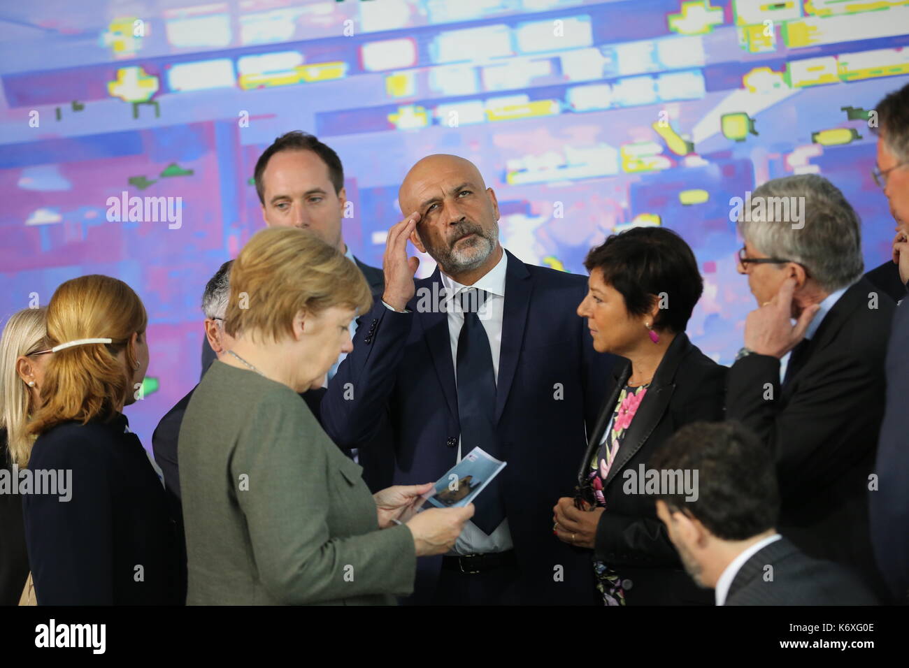 Bundeskanzlerin Angela Merkel begrüßt den Bürgermeister von Amatrice aus Italien, Sergio Pirozzi, Dr. Vasco Errani, ehemalige Kommissarin für Wiederaufbau, Paula Di Michelli, Kommissarin für Wiederaufbau, Dr. Baolo Anibaldi, Gesundheitskommissar von Rieti anlässlich der Finanzierung der Wiederaufbau des Krankenhauses in Amatrice von Deutschland. Nach den schweren Erdbeben wurde das Dorf Amatrice in Mittelitalien fast zerstört. Staatssekretär Gunther Adler besuchte Anfang August das italienische Dorf und unterzeichnete eine Vereinbarung über die deutsche Wiederaufbauhilfe. (Foto von Simone Kuhlm Stockfoto