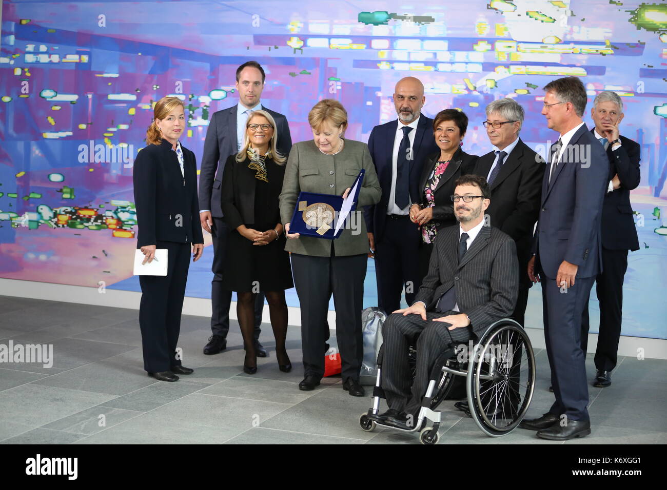 Bundeskanzlerin Angela Merkel begrüßt den Bürgermeister von Amatrice aus Italien, Sergio Pirozzi, Dr. Vasco Errani, ehemalige Kommissarin für Wiederaufbau, Paula Di Michelli, Kommissarin für Wiederaufbau, Dr. Baolo Anibaldi, Gesundheitskommissar von Rieti anlässlich der Finanzierung der Wiederaufbau des Krankenhauses in Amatrice von Deutschland. Nach den schweren Erdbeben wurde das Dorf Amatrice in Mittelitalien fast zerstört. Staatssekretär Gunther Adler besuchte Anfang August das italienische Dorf und unterzeichnete eine Vereinbarung über die deutsche Wiederaufbauhilfe. (Foto von Simone Kuhlm Stockfoto