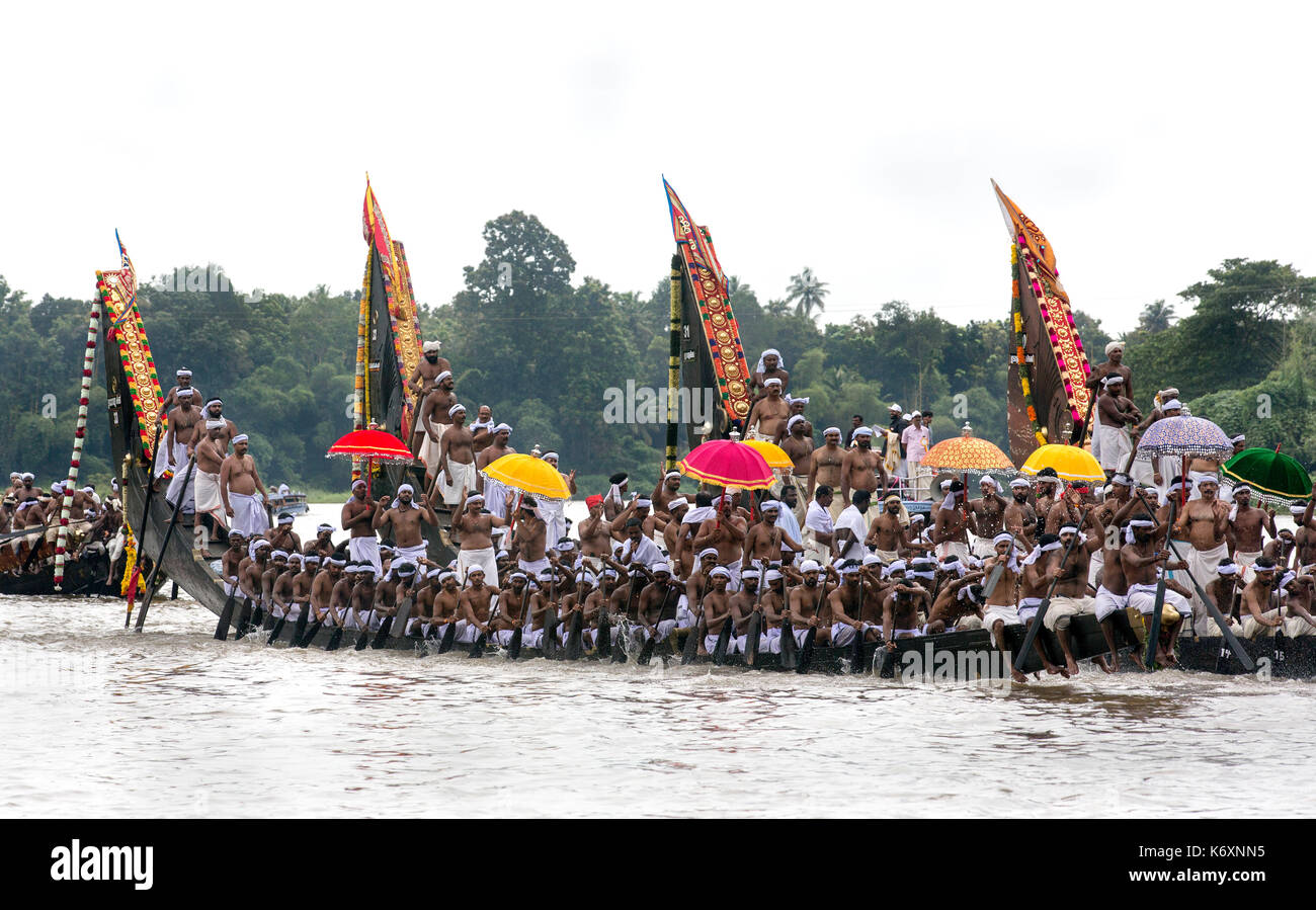 Dekorierte Boote, auch Palliyodam genannt, und Ruderer vom Aranmula Boat Race, dem ältesten Flussbootfest in Kerala, Aranmula, Schlangenbootrennen, indien Stockfoto