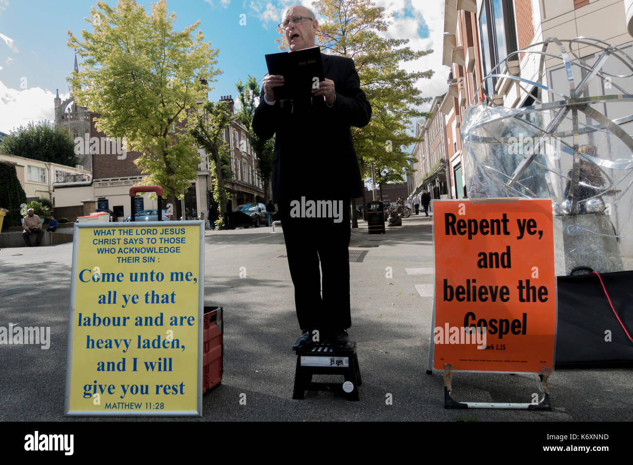 Ein christlicher Prediger Lesung aus der Bibel Stockfoto