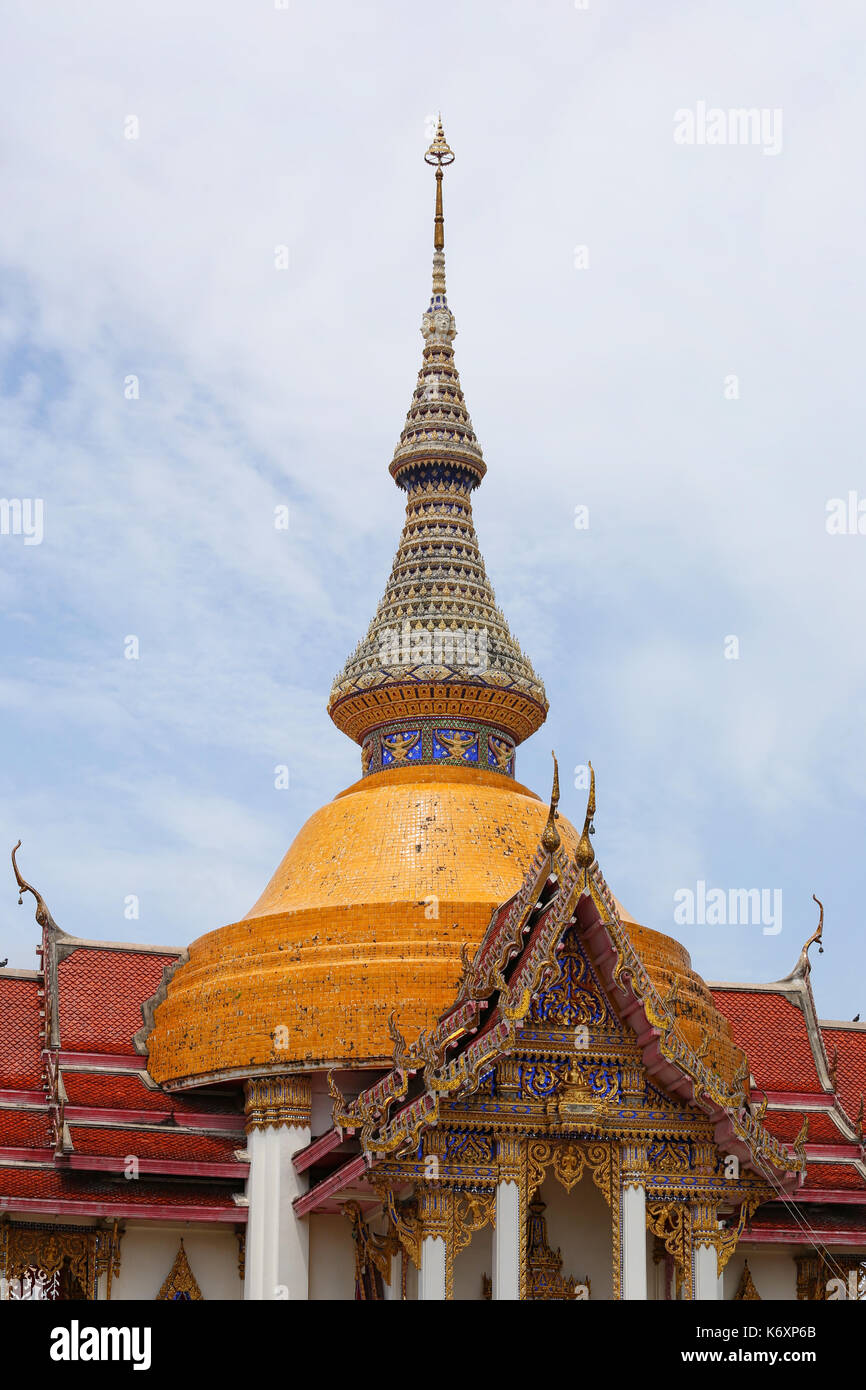 Dach der Tempel in Thailand, buddhistische religiöse Architektur. Stockfoto