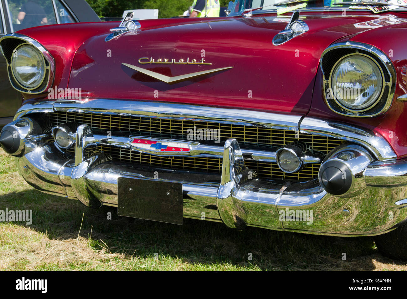 Vorderansicht eines kastanienbraunen Chevrolet Bel Air auf einer Oldtimer-Show in Wales, Großbritannien Stockfoto