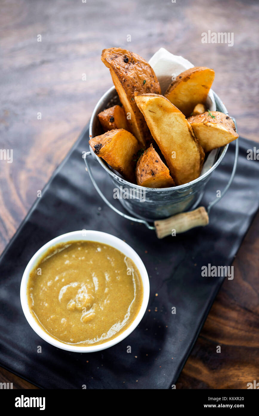 Frittierte Kartoffelecken mit Currysauce Snack Food Stockfoto