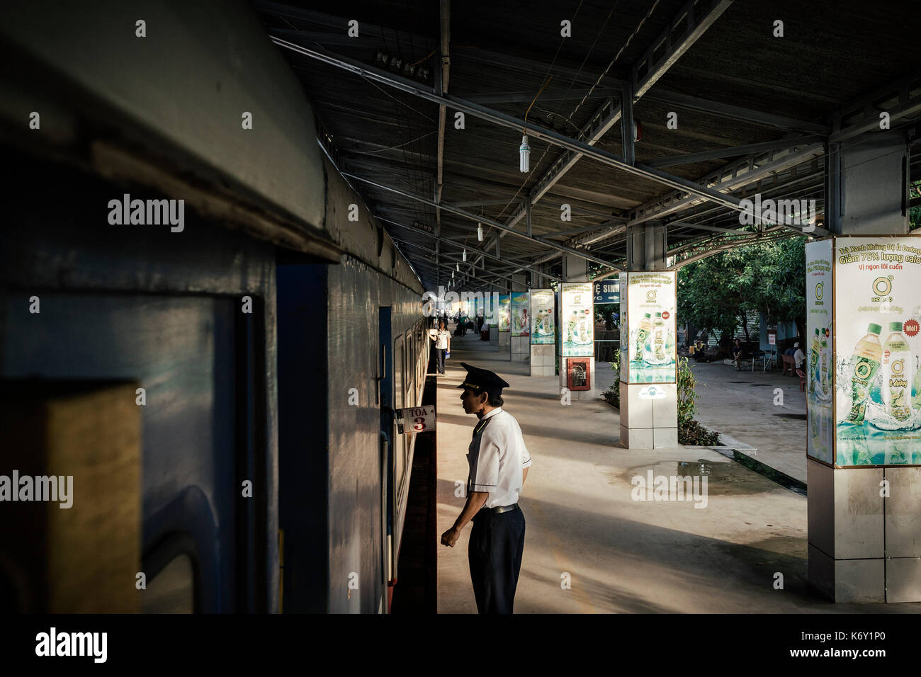 Zugbegleiter für die Fahrgäste an den Bahnhof von Saigon, Vietnam warten Stockfoto