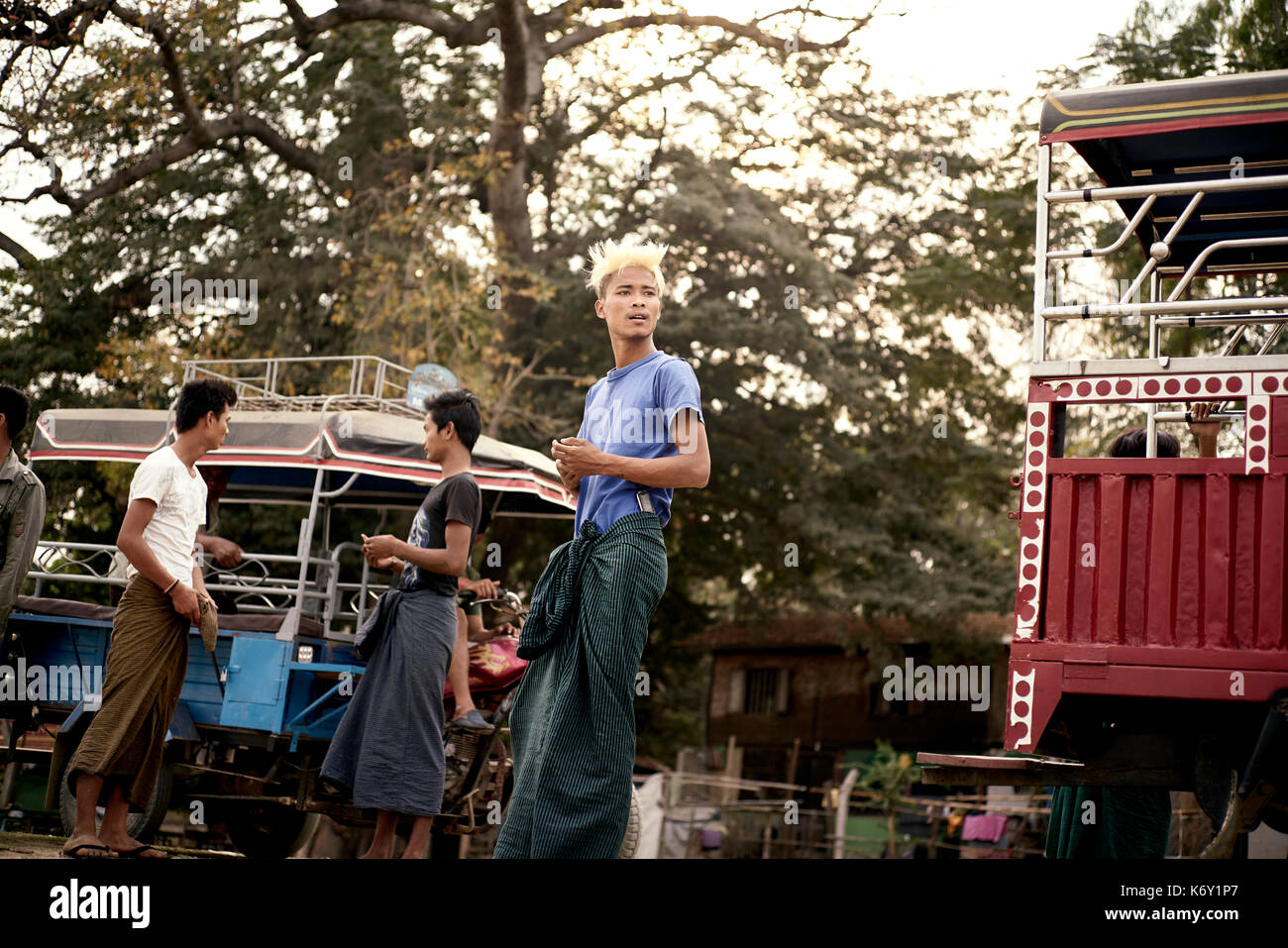 Junge asiatischer Mann mit blonden Haaren mit Blick auf den Horizont in Mingun, Burma, Myanmar Stockfoto